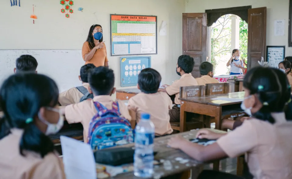 Học sinh làm bài trên lớp